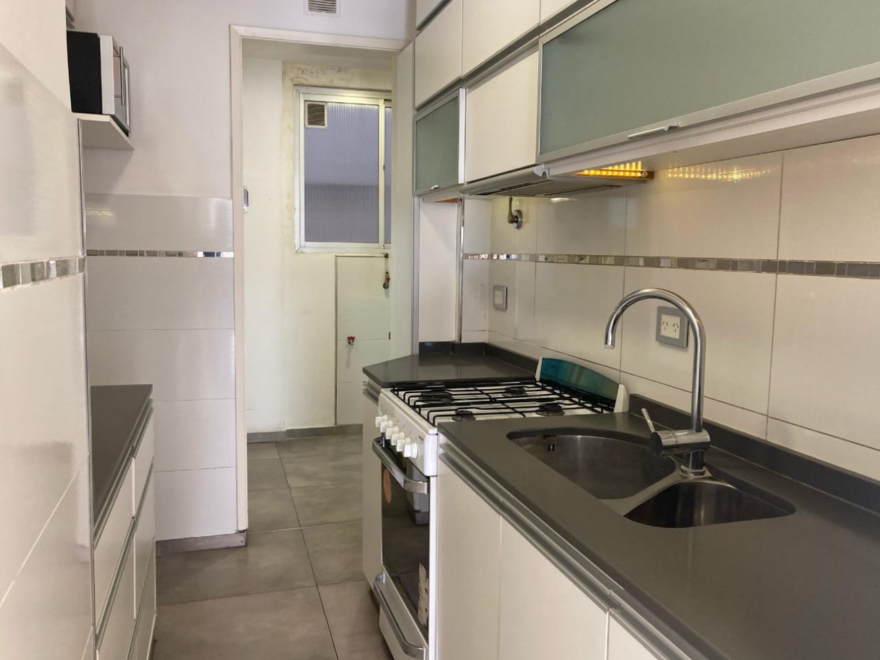 Departamento tres ambientes, dos baños, con terraza y balcon, zona centrica