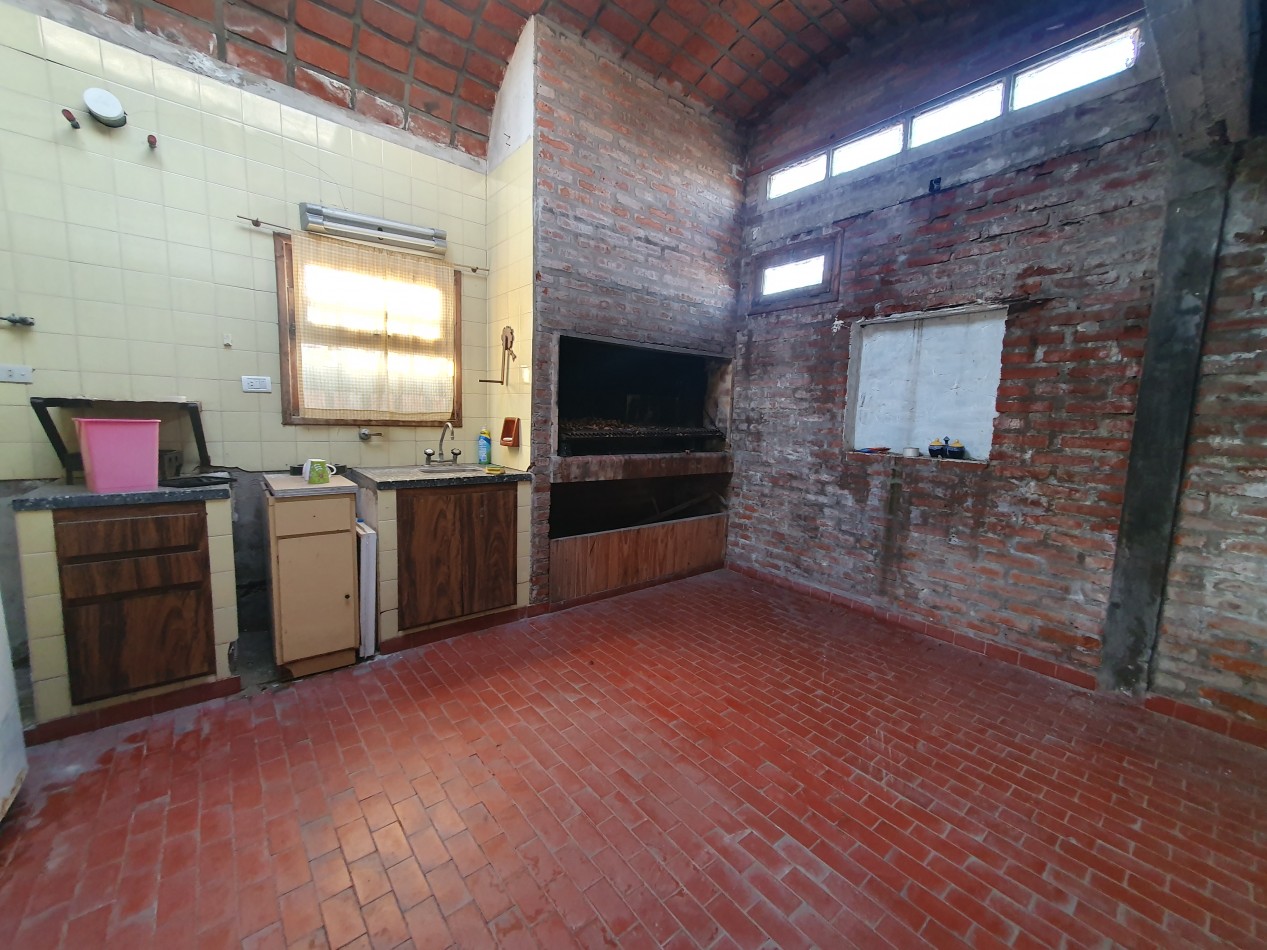 Casa de 3 ambientes con garage y quincho   Z/ Barrio San Martin 