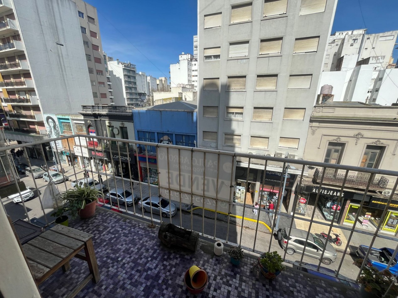 VENTA AMBIENTE AL FRENTE    Rivadavia y Cordoba  