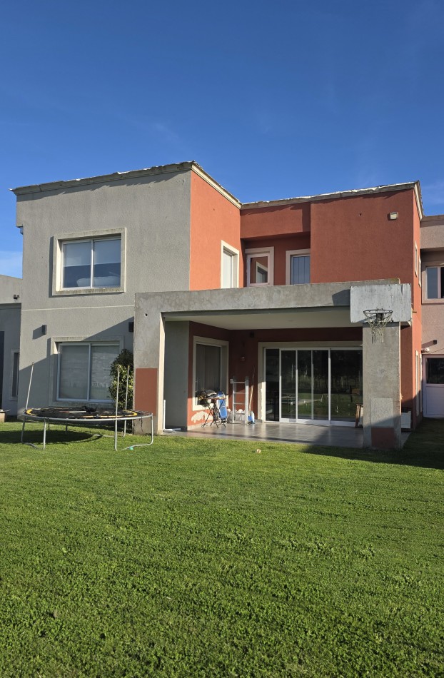 Casa 5 Ambientes con Piscina Climatizada - Barrio Privado Tierras del Mar