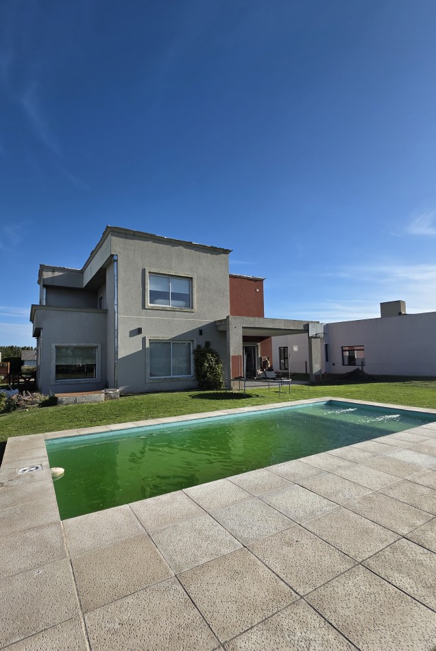 Casa 5 Ambientes con Piscina Climatizada - Barrio Privado Tierras del Mar
