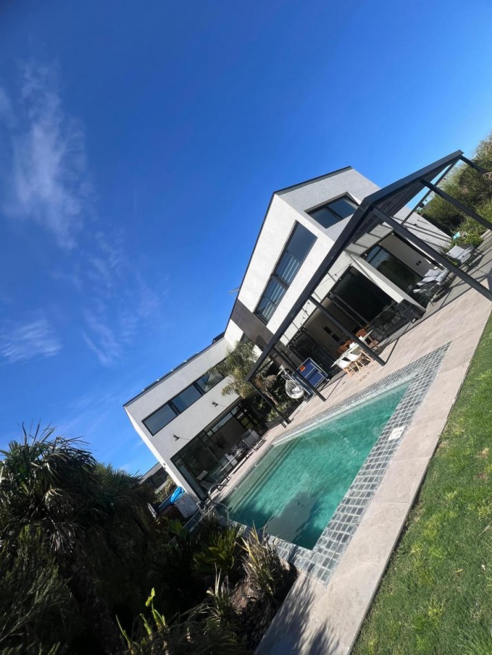 Hermosa Casa Ubicada en Barrio Privado