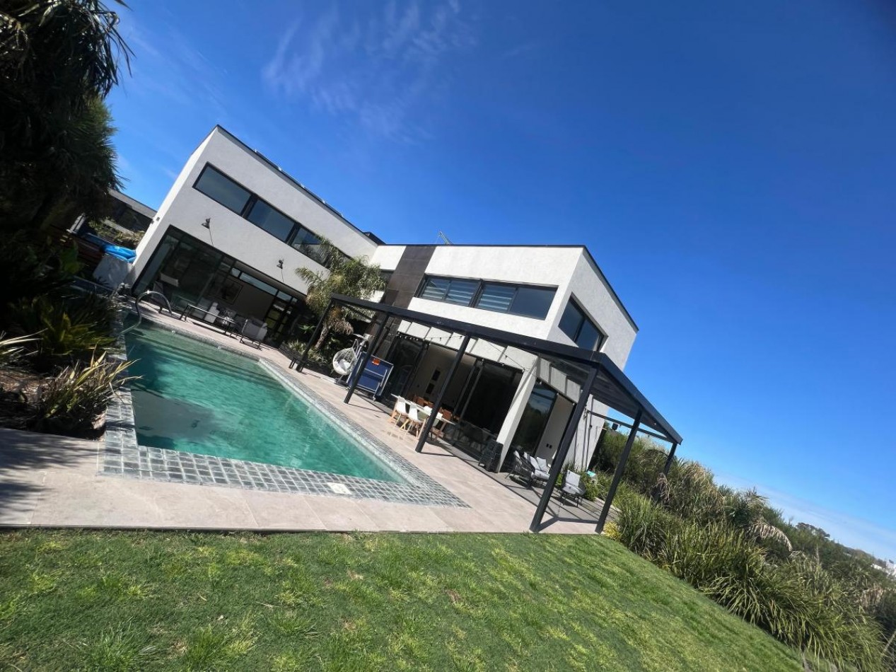 Hermosa Casa Ubicada en Barrio Privado