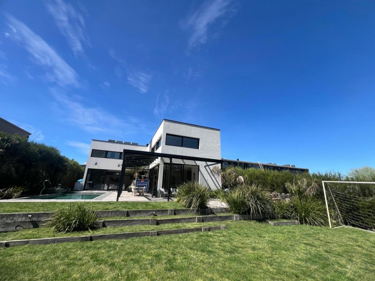 Hermosa Casa Ubicada en Barrio Privado