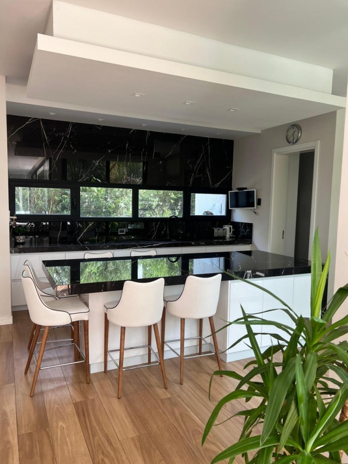 Hermosa Casa Ubicada en Barrio Privado