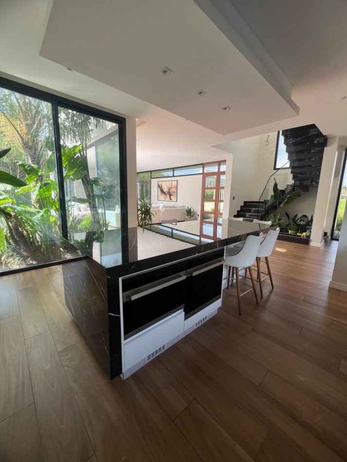 Hermosa Casa Ubicada en Barrio Privado