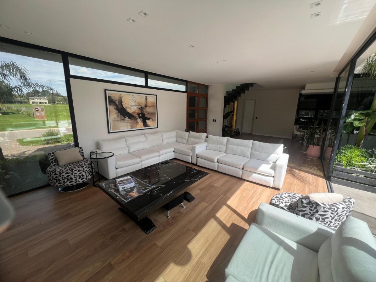 Hermosa Casa Ubicada en Barrio Privado