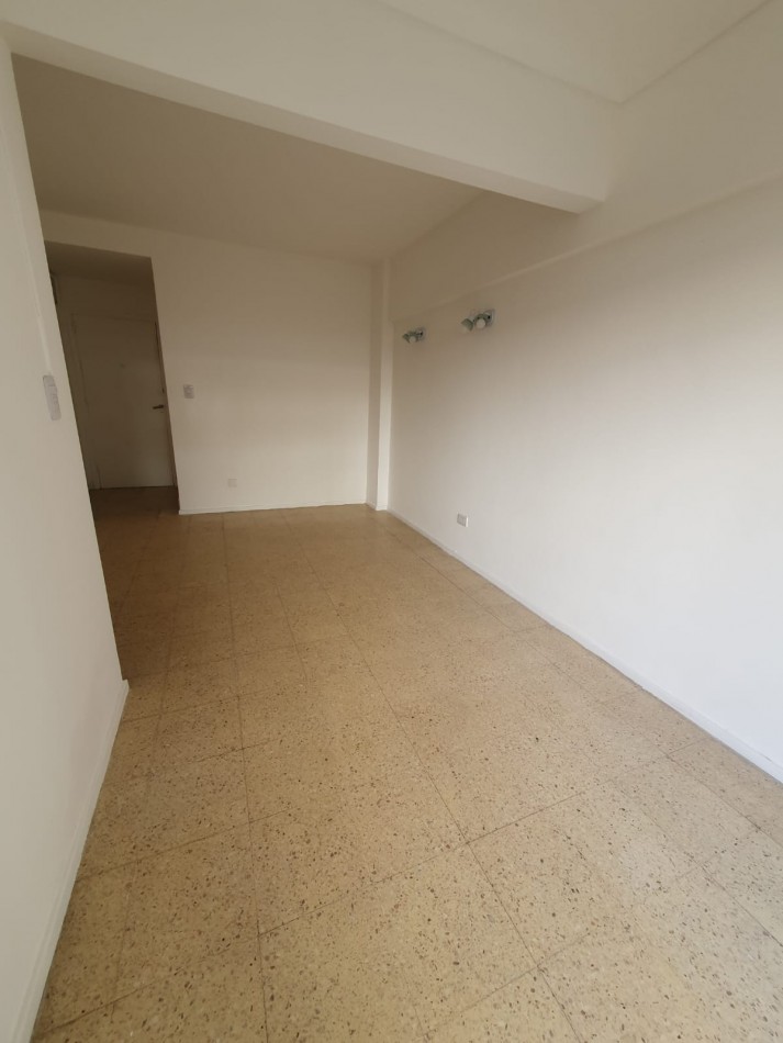 AMBIENTE A LA CALLE CON BALCON