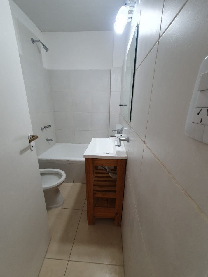 AMBIENTE A LA CALLE CON BALCON