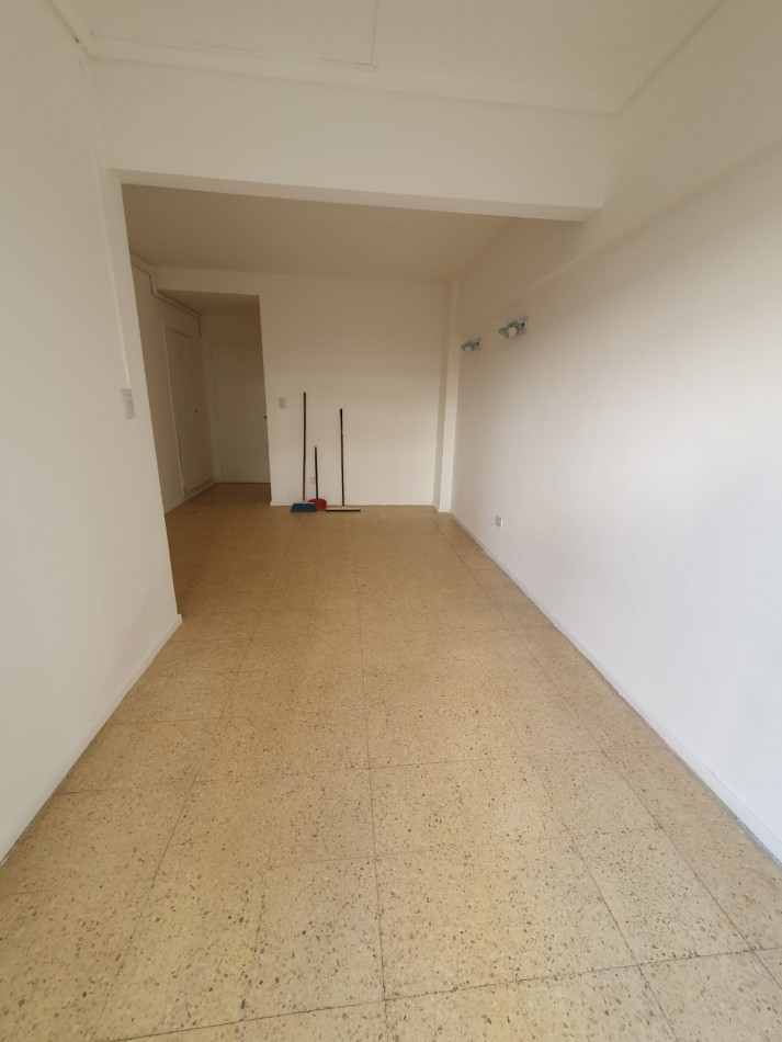 AMBIENTE A LA CALLE CON BALCON