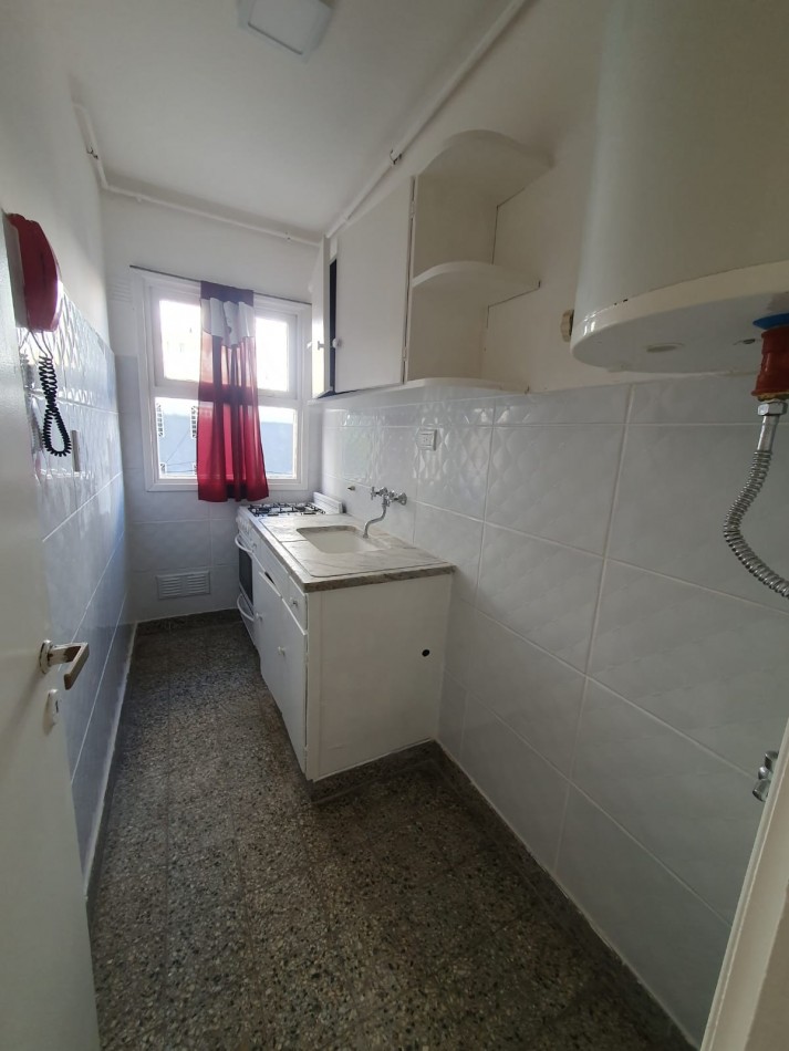 AMBIENTE A LA CALLE CON BALCON