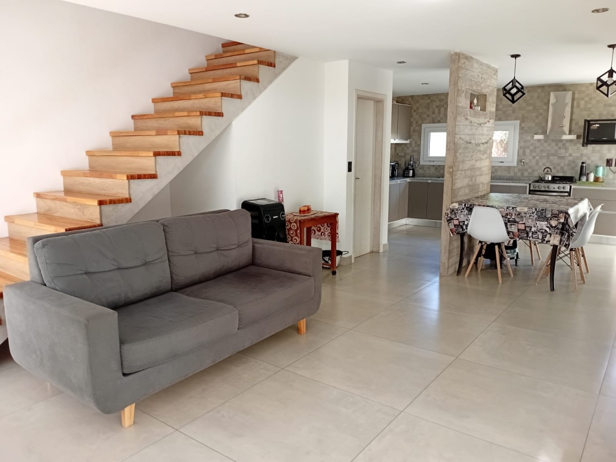 CASA 4 AMBIENTES EN DOS PLANTAS