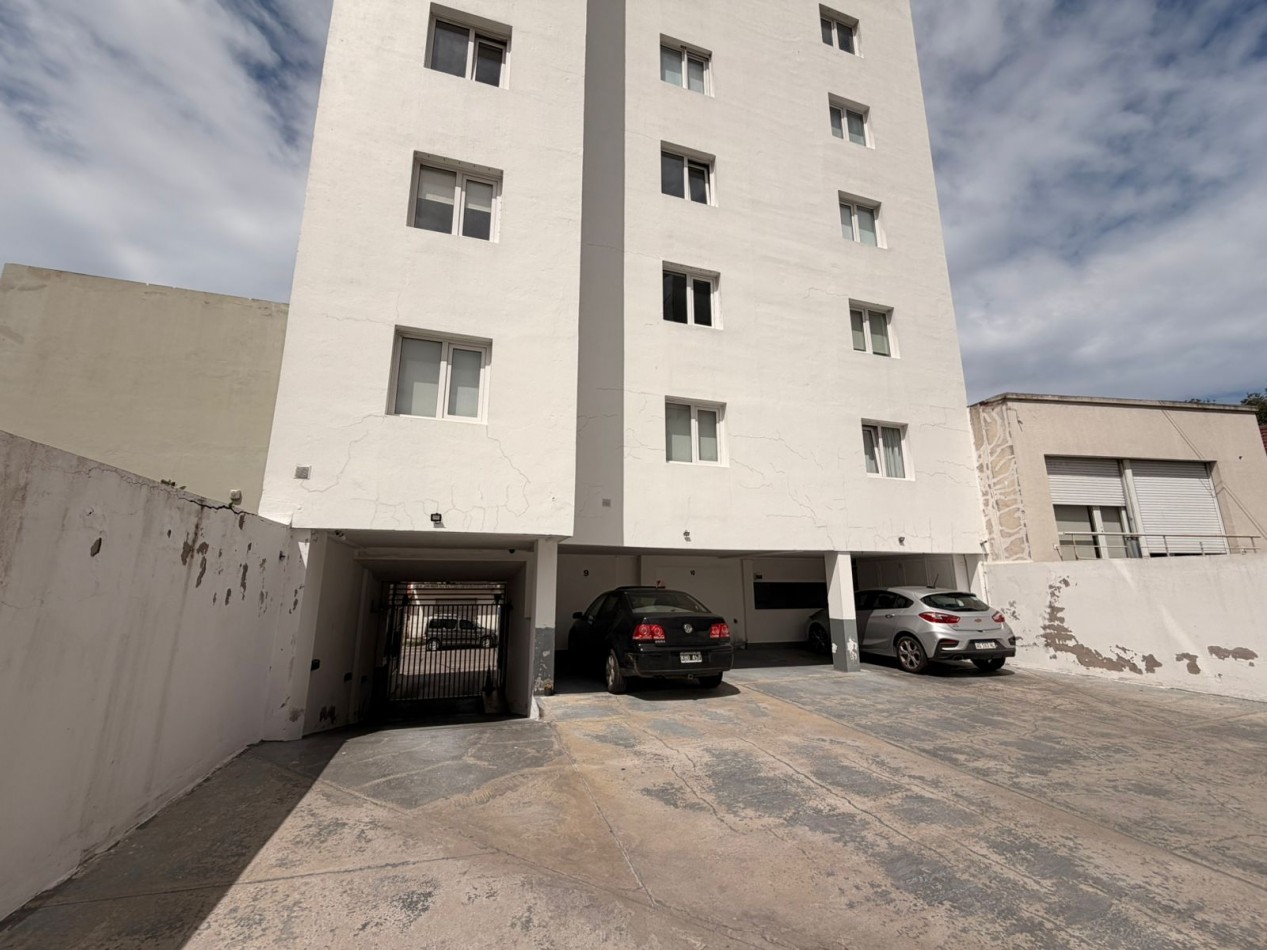 2 AMBIENTES A LA CALLE CON BALCON -COCHERA Y BAULERA