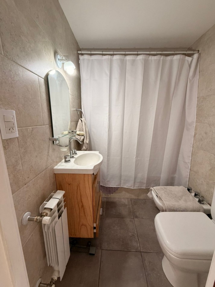 2 AMBIENTES A LA CALLE CON BALCON -COCHERA Y BAULERA