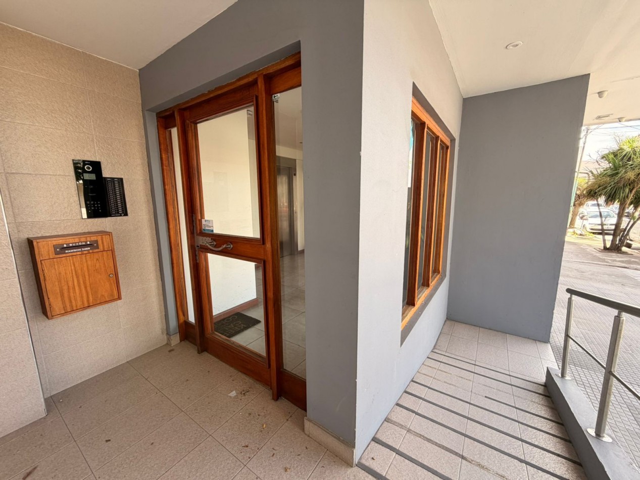 2 AMBIENTES A LA CALLE CON BALCON -COCHERA Y BAULERA