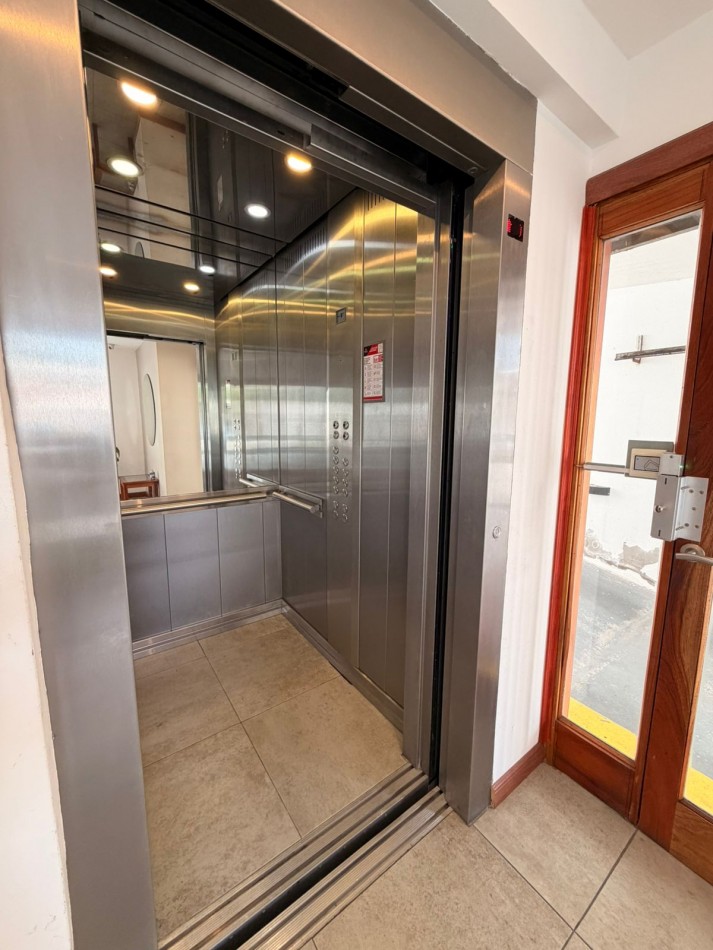 2 AMBIENTES A LA CALLE CON BALCON -COCHERA Y BAULERA