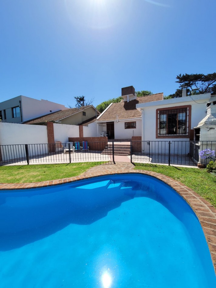 CHALET 4 AMBIENTES CON PISCINA 