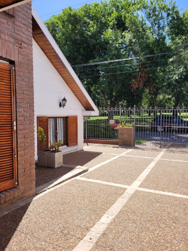 CHALET 4 AMBIENTES CON PISCINA 