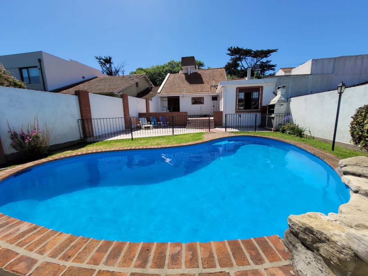 CHALET 4 AMBIENTES CON PISCINA 