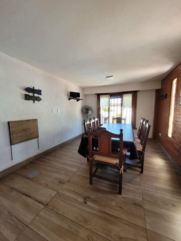 CHALET 4 AMBIENTES CON PISCINA 