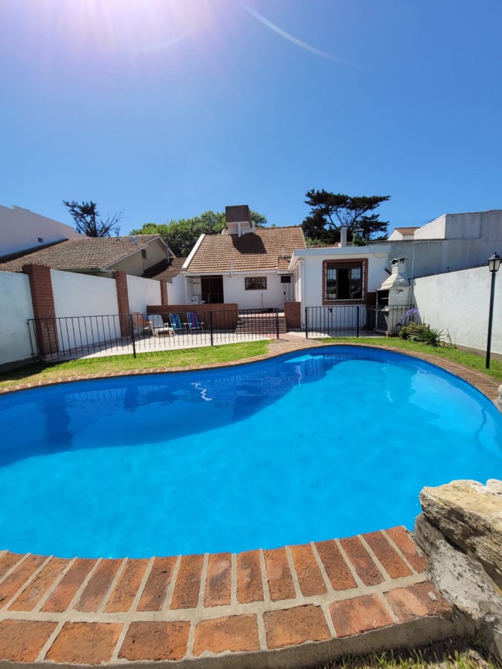 CHALET 4 AMBIENTES CON PISCINA 