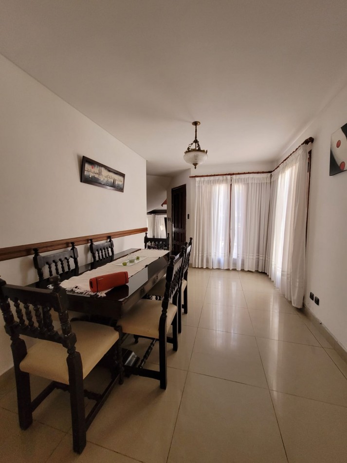 CHALET 4 AMBIENTES CON PISCINA 