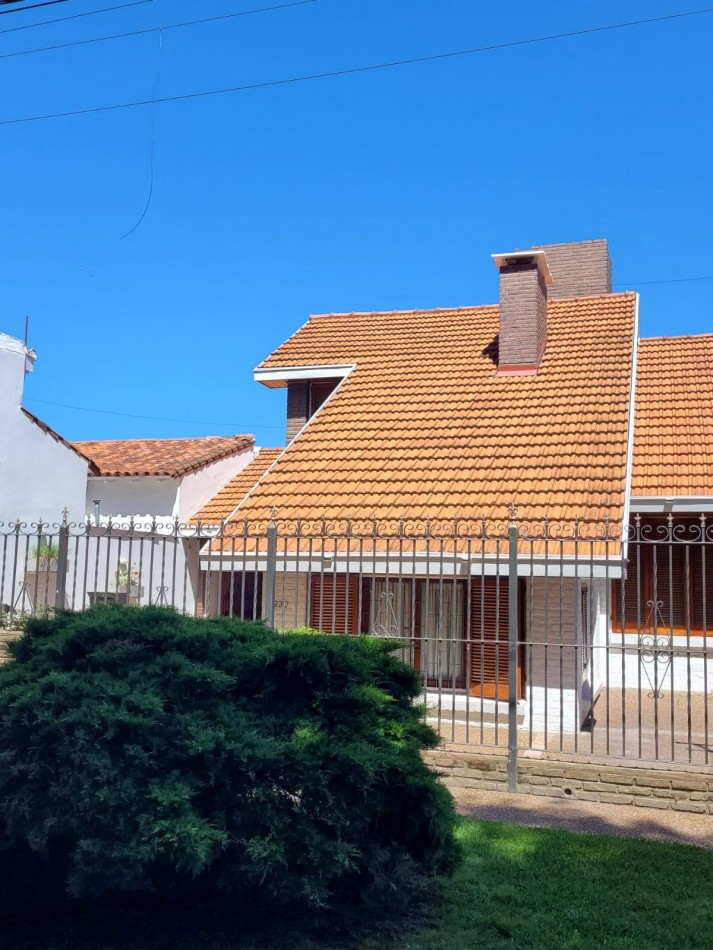 CHALET 4 AMBIENTES CON PISCINA 