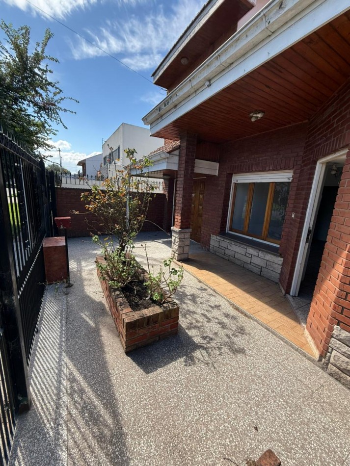 CHALET DE 4 AMBIENTES CON GARAGE - APTO CREDITO