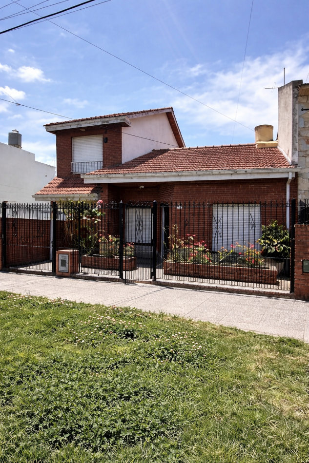 CHALET DE 4 AMBIENTES CON GARAGE - APTO CREDITO