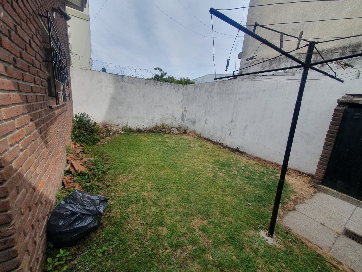 CASA 3 AMBIENTES CON GARAJE Y PATIO 