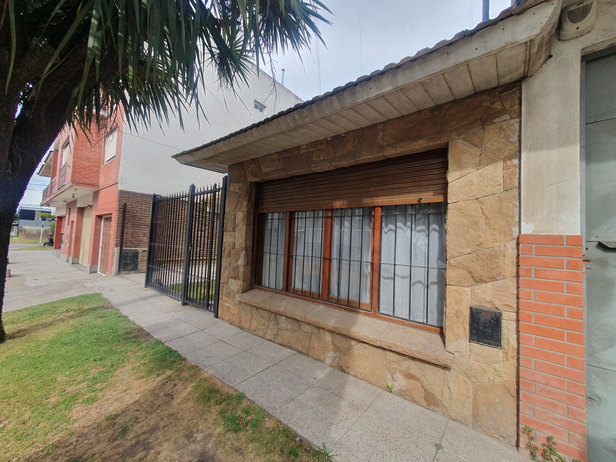 CASA 3 AMBIENTES CON GARAJE Y PATIO 