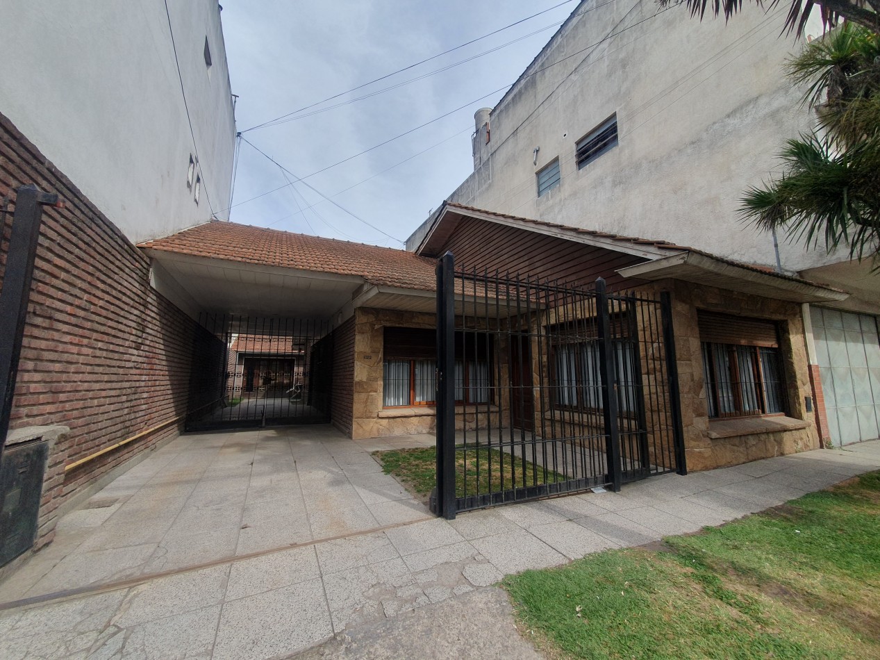 CASA 3 AMBIENTES CON GARAJE Y PATIO 