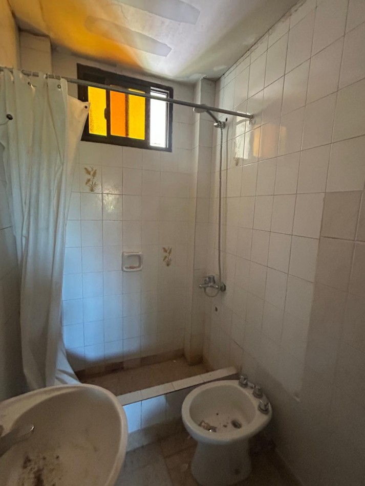 CASA EN DOS PLANTAS CON PATIO Y TERRAZA