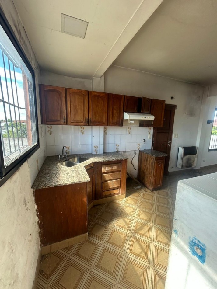 CASA EN DOS PLANTAS CON PATIO Y TERRAZA