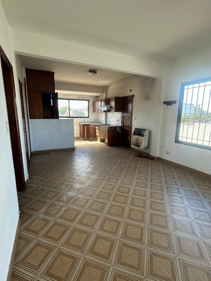 CASA EN DOS PLANTAS CON PATIO Y TERRAZA