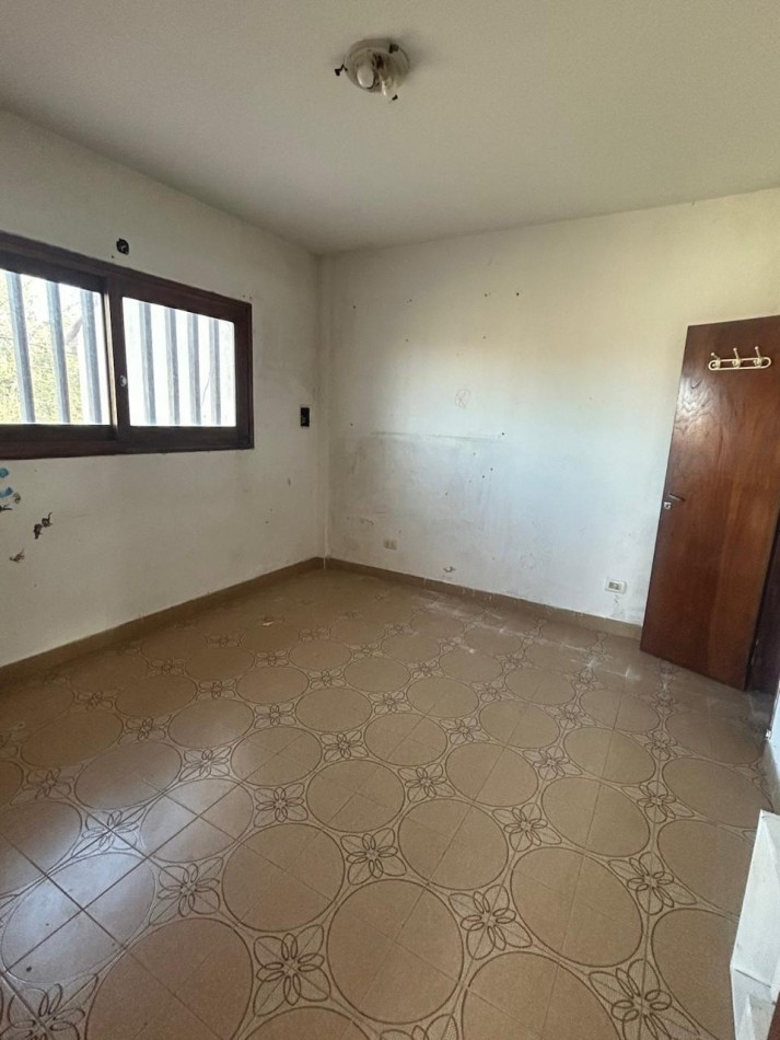 CASA EN DOS PLANTAS CON PATIO Y TERRAZA