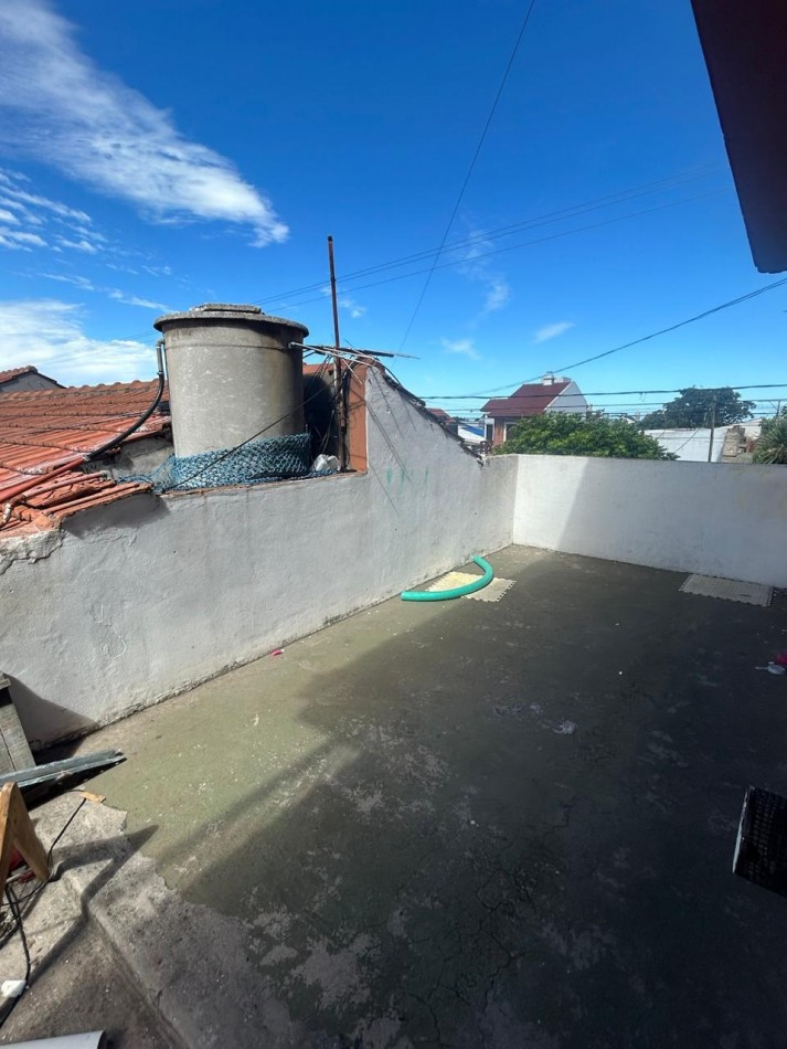 CASA EN DOS PLANTAS CON PATIO Y TERRAZA