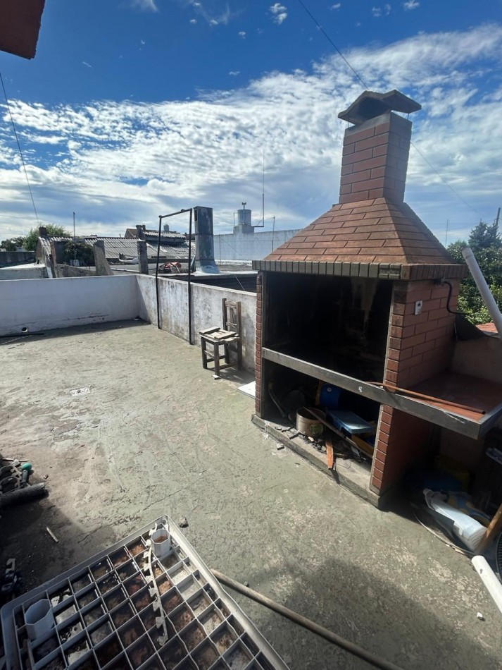 CASA EN DOS PLANTAS CON PATIO Y TERRAZA