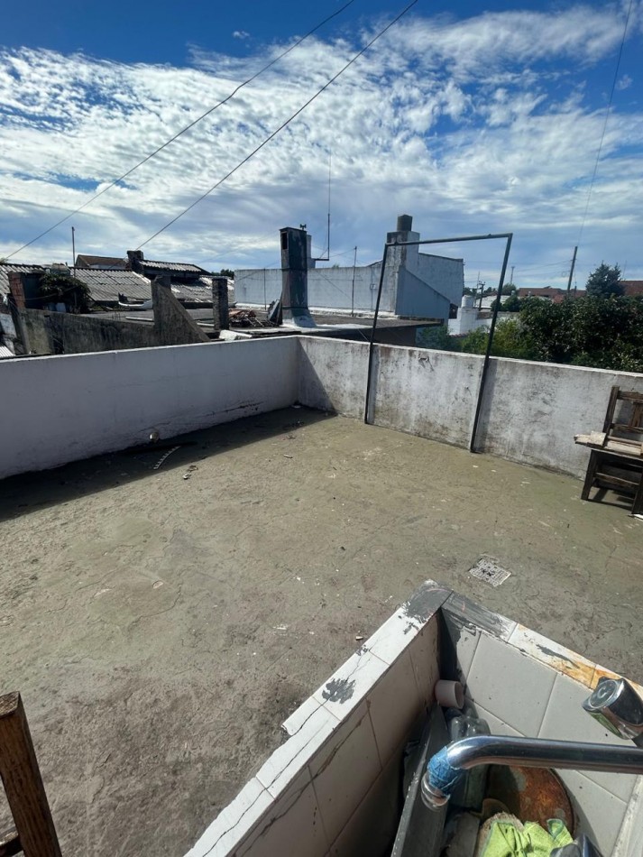 CASA EN DOS PLANTAS CON PATIO Y TERRAZA