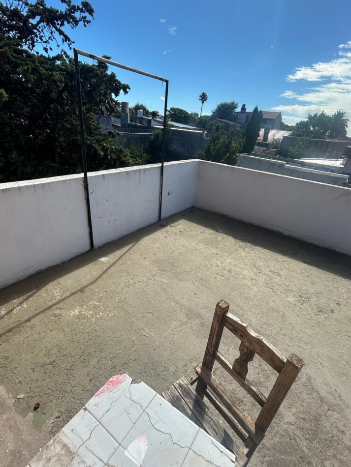 CASA EN DOS PLANTAS CON PATIO Y TERRAZA