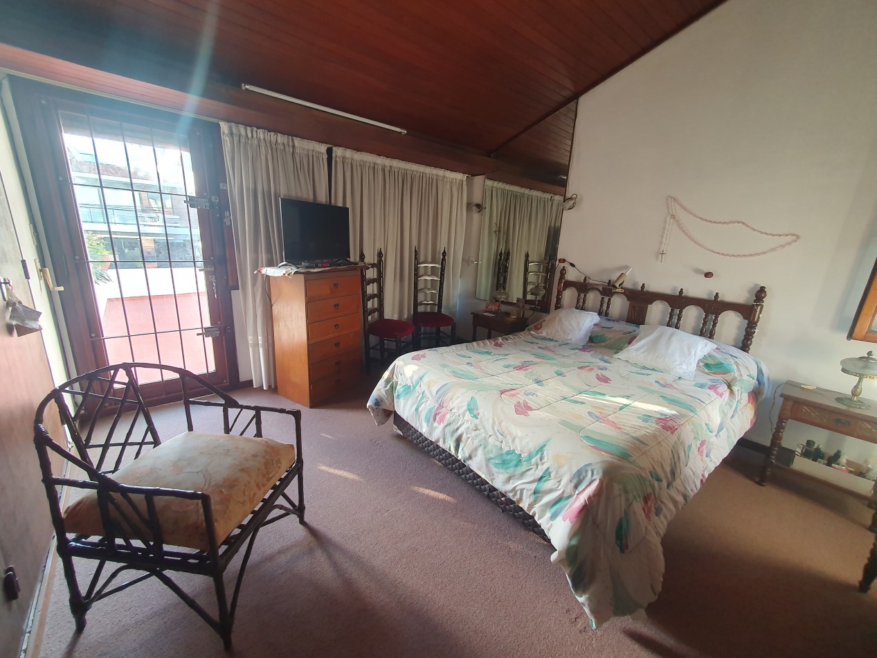 CASA DE 5 AMBIENTES CON COCHERA Y PILETA - ARENALES Y ROCA