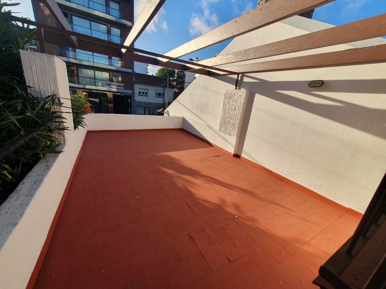 CASA DE 5 AMBIENTES CON COCHERA Y PILETA - ARENALES Y ROCA