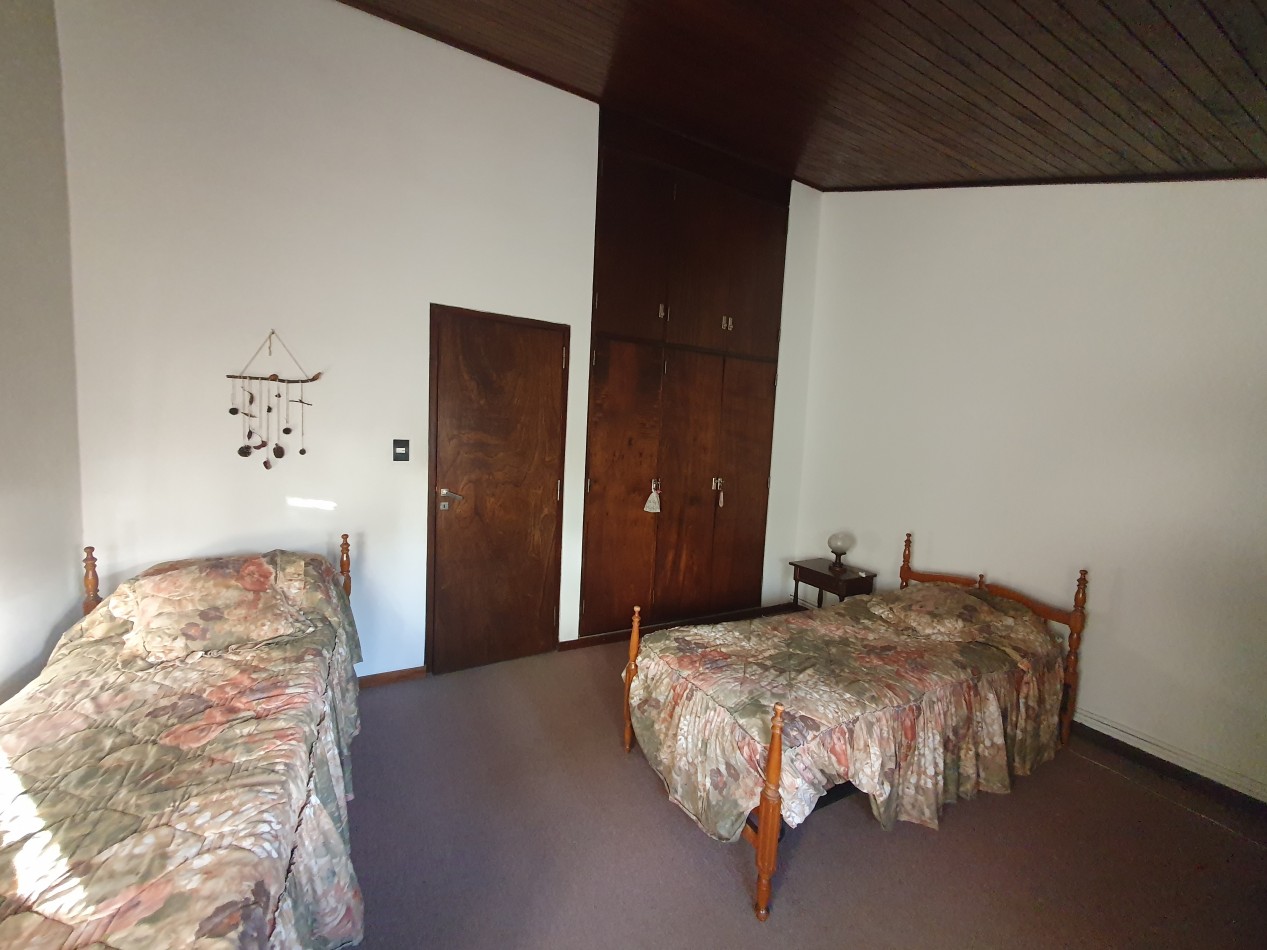 CASA DE 5 AMBIENTES CON COCHERA Y PILETA - ARENALES Y ROCA