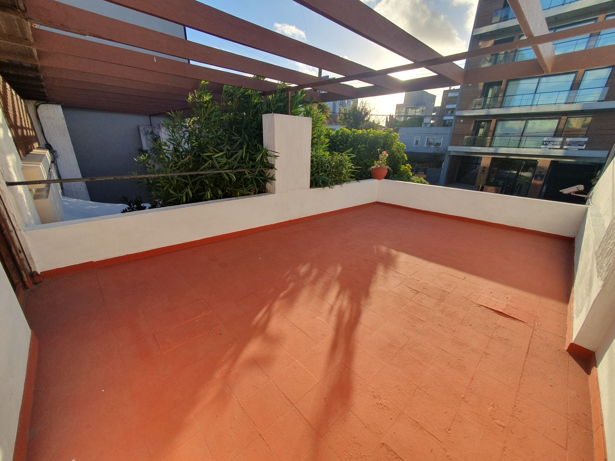 CASA DE 5 AMBIENTES CON COCHERA Y PILETA - ARENALES Y ROCA