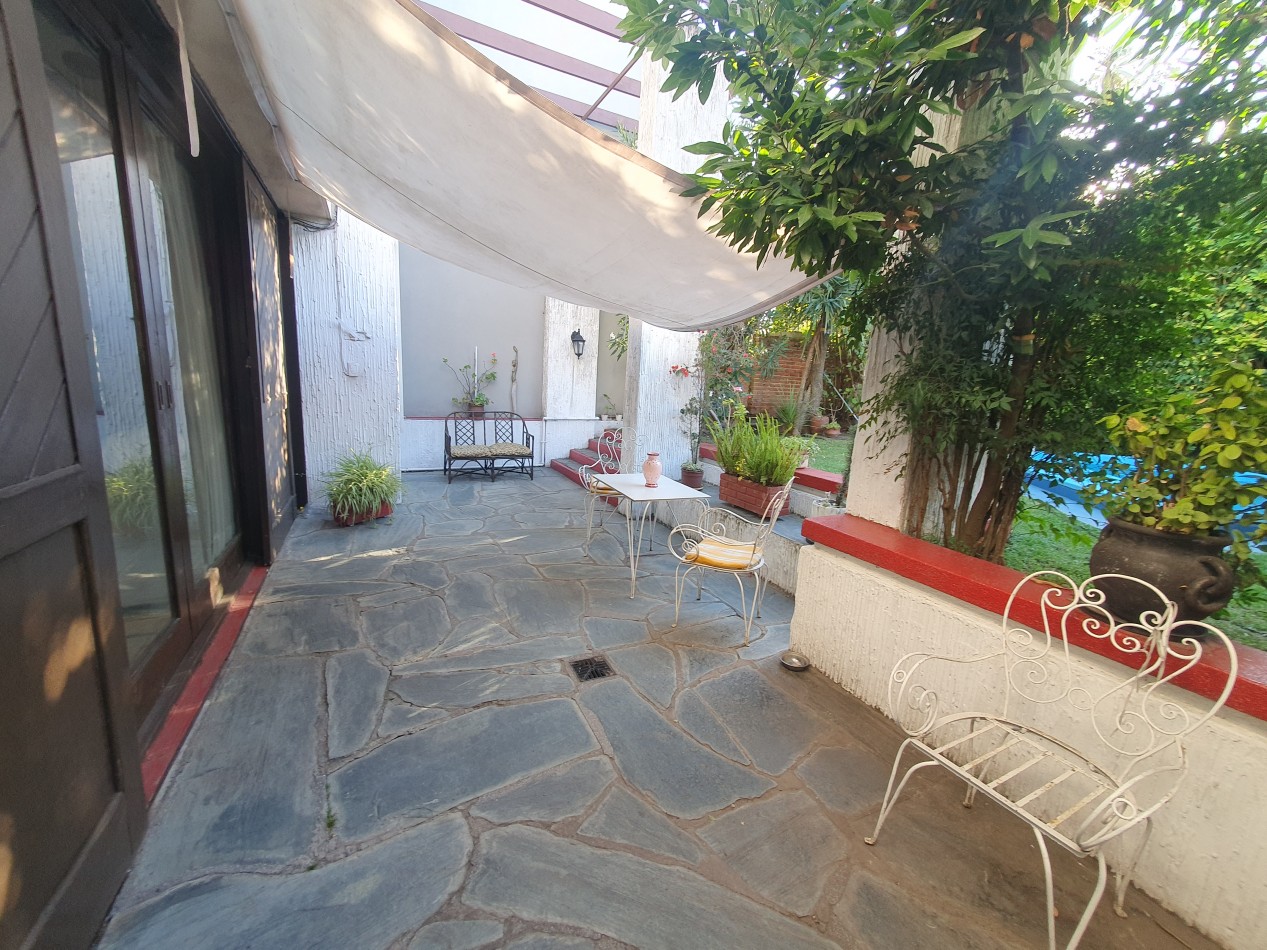 CASA DE 5 AMBIENTES CON COCHERA Y PILETA - ARENALES Y ROCA
