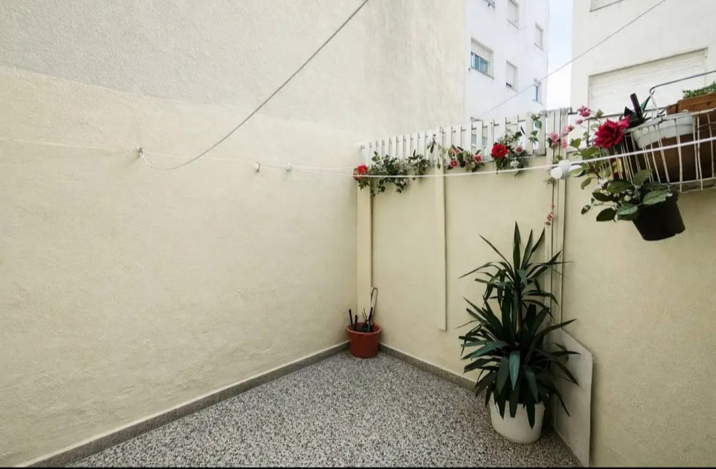 2 AMBIENTES CON DEPENDENCIA, BALCON A LA CALLE Y PATIO 