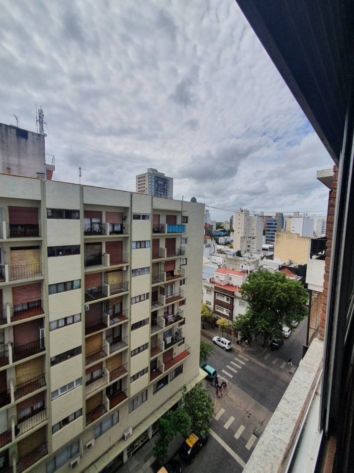 3 ambientes a la calle con balcon saliente, con opcion cochera. Catamarca y Belgrano