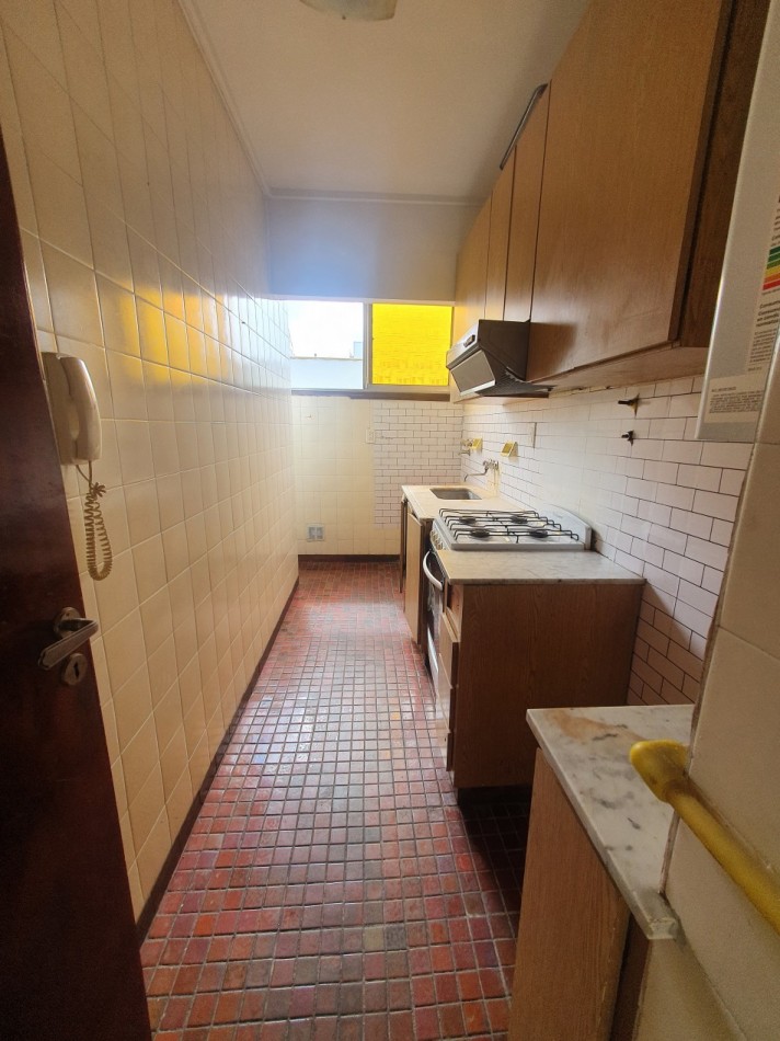 3 ambientes a la calle con balcon saliente, con opcion cochera. Catamarca y Belgrano