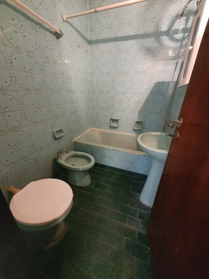 3 ambientes a la calle con balcon saliente, con opcion cochera. Catamarca y Belgrano