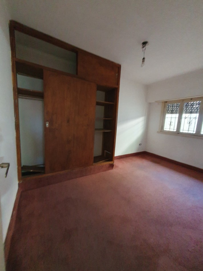 Casa de 3 ambientes mas departamento en esquina. Paula Albarracin y Berutti